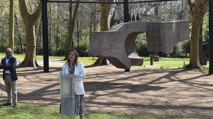 Eduardo Chillidaren 'Topaketa-lekua IV' obra monumentala, Chillida Lekun zintzilik, ikusgai