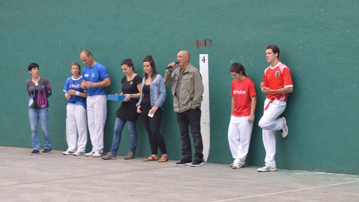 Partiduen tartean, pelota eta bertsoa airean