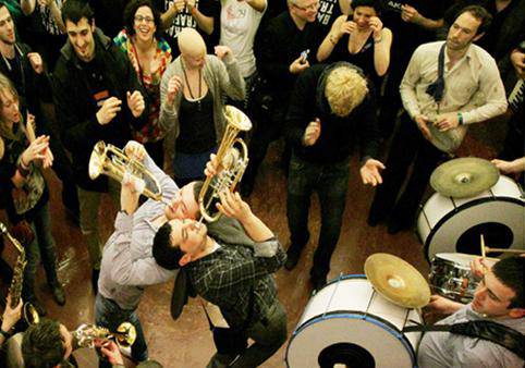 `Orchestre International du Vetex´ 
taldearen emanaldia bihar, herrian zehar
