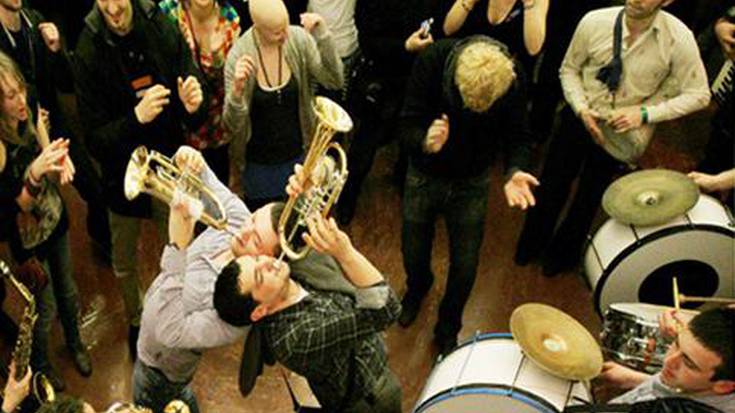 `Orchestre International du Vetex´ 
taldearen emanaldia bihar, herrian zehar