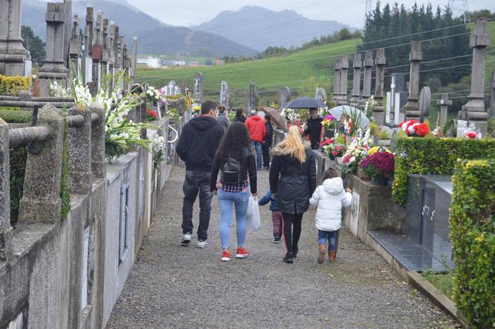 Euri artean ere, hildakoak beti gogoan