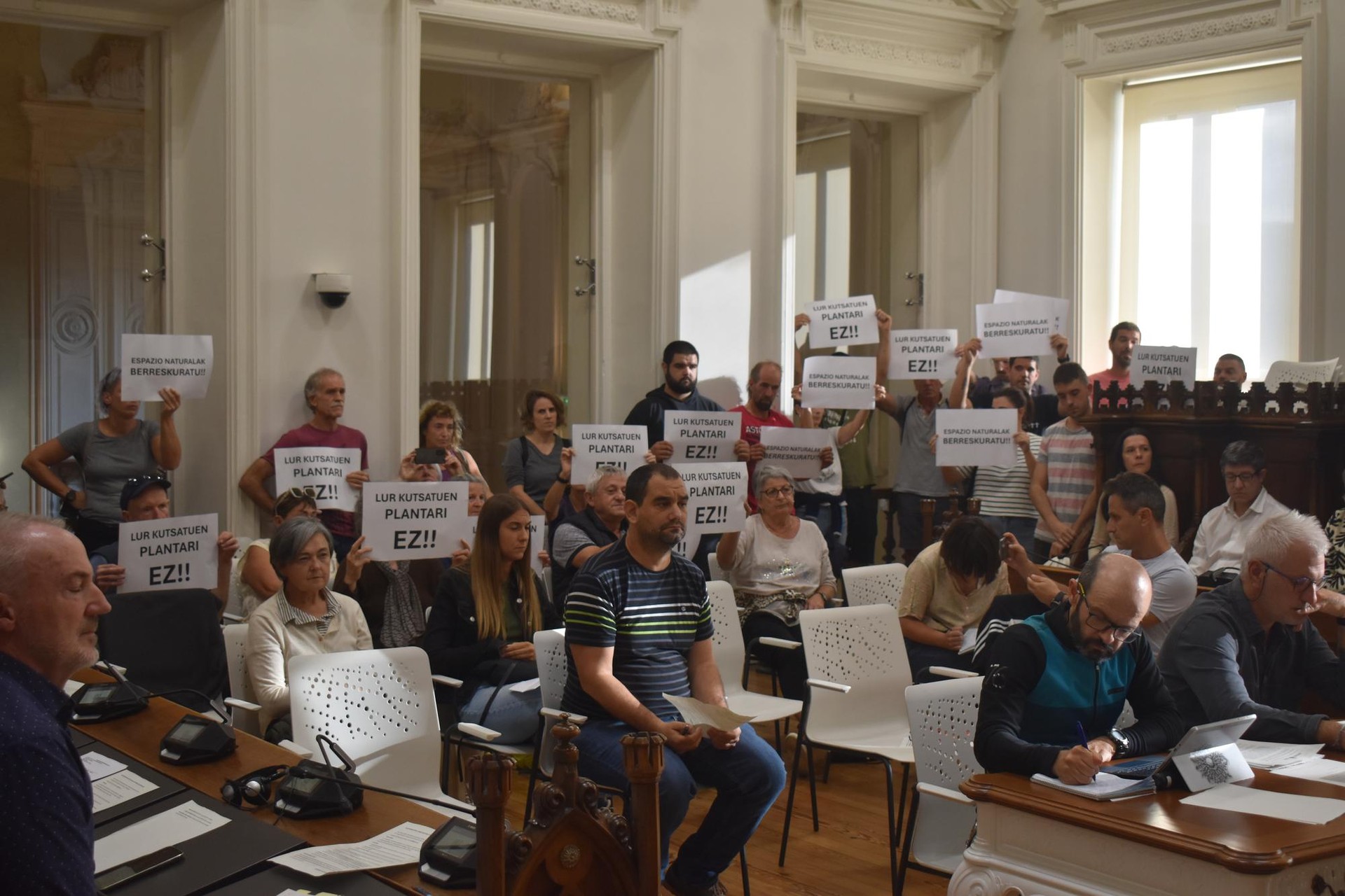 «Oso kezkatuta gaude Udalaren zorroztasun faltarekin, hipotesietan oinarritzen direlako»