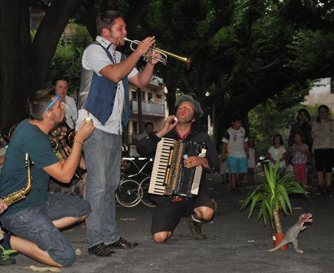Kaxkoko kaleak 
girotu zituen `Orchestre 
Internacional du Vetex´ taldeak. 
