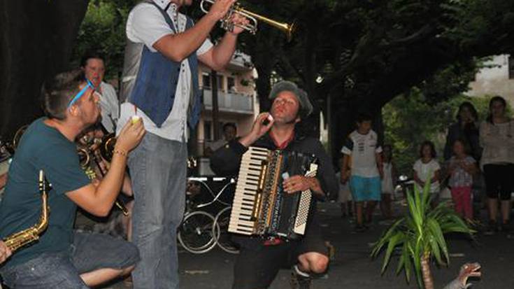 Kaxkoko kaleak 
girotu zituen `Orchestre 
Internacional du Vetex´ taldeak. 