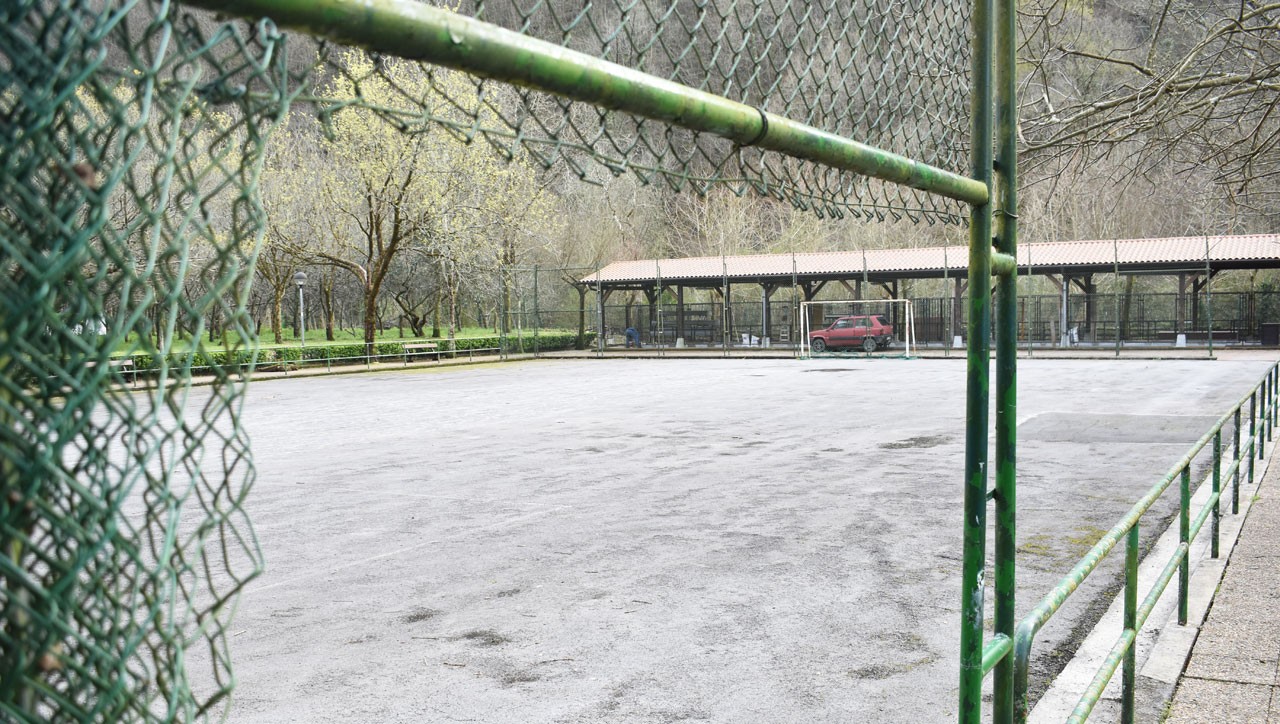 Auzo Batzarrerako deia luzatu du Ereñotzuko Auzo Udalak, eta futbol zelaia izango da hizpide