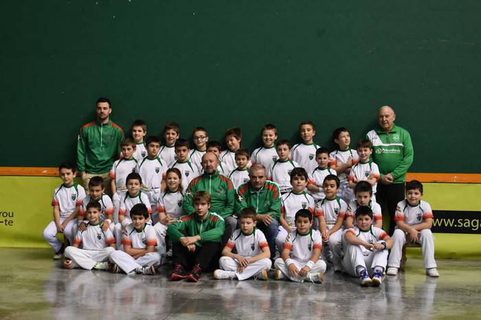 Eguberritako pelota txapelketa ­finalekin borobildu zen frontoian