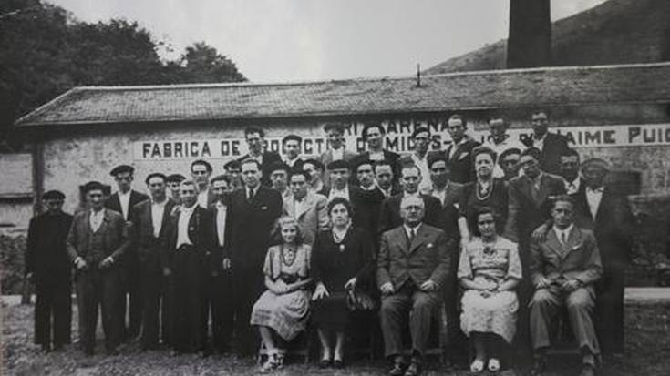 Latxe, 97 urte, egurrari alkohola eta binagrea ateratzen, auzoko langileekin