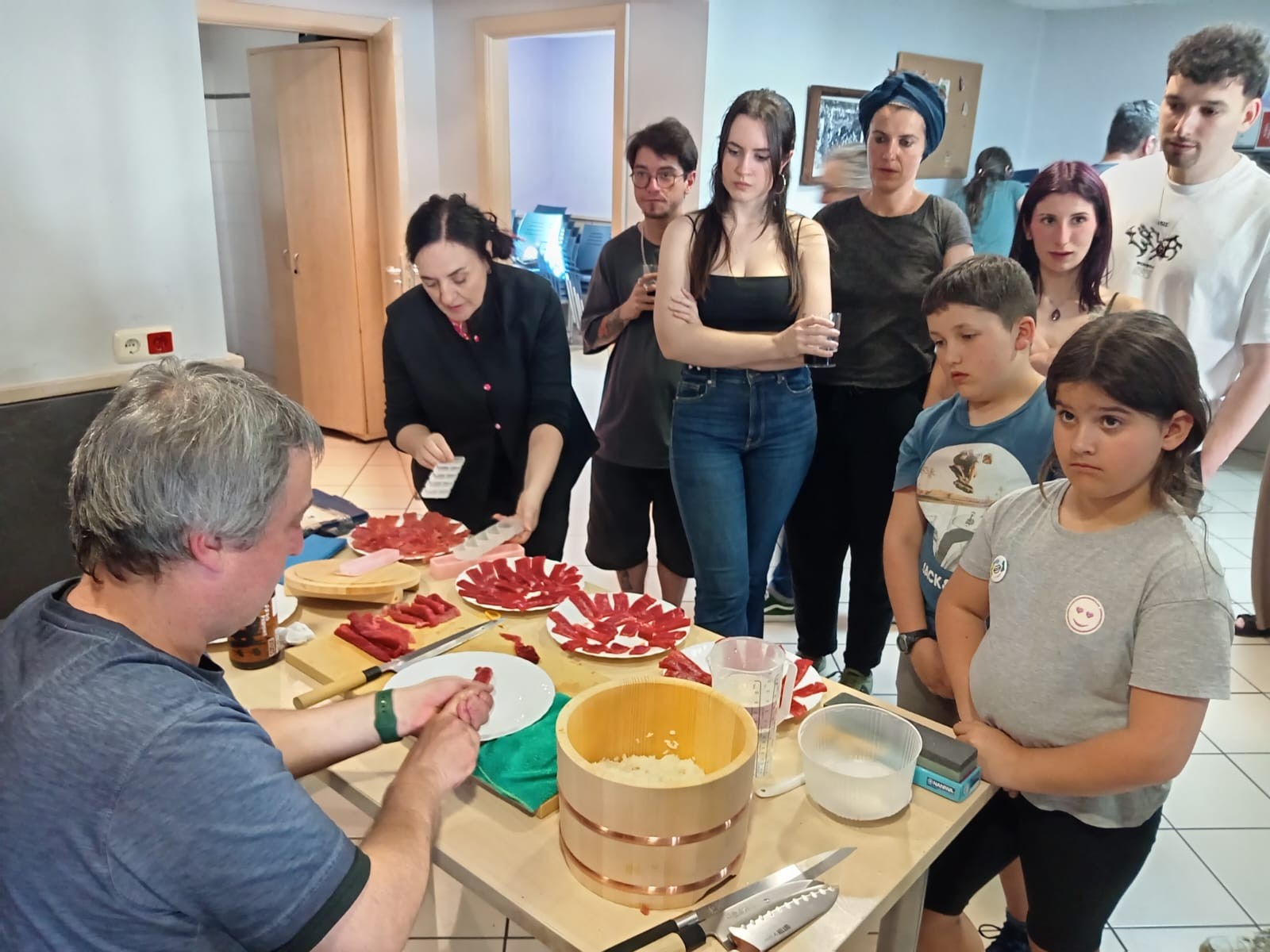 Sushi ikastaroa egin zuten Portuko Elkartean