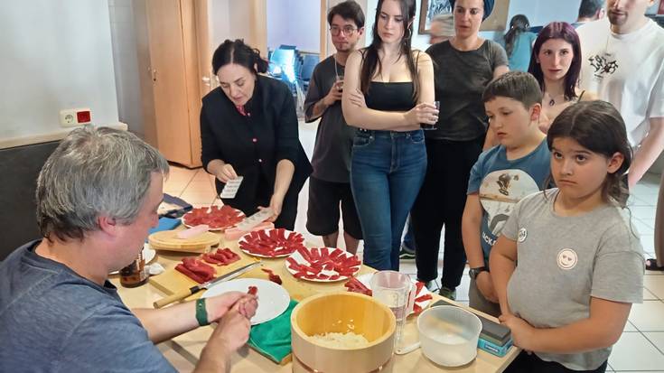 Sushi ikastaroa egin zuten Portuko Elkartean