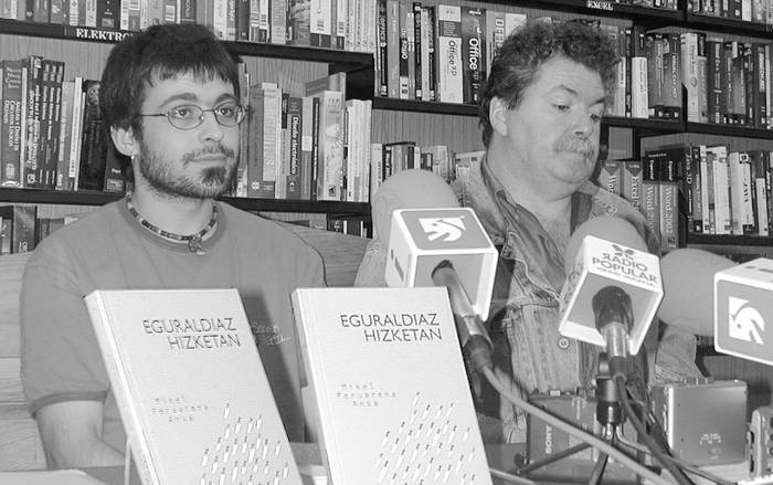 Mikel Peruarenak ‘Eguraldiaz Hizketan’ bere aurreneko poesia liburua aurkeztu du