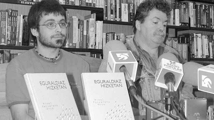 Mikel Peruarenak ‘Eguraldiaz Hizketan’ bere aurreneko poesia liburua aurkeztu du