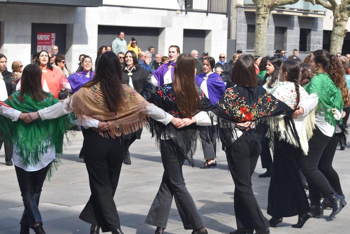 50 emakumetik gora bildu ziren igandean, Irradaka dantzatzeko