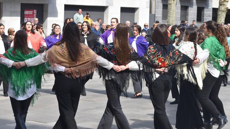 50 emakumetik gora bildu ziren igandean, Irradaka dantzatzeko