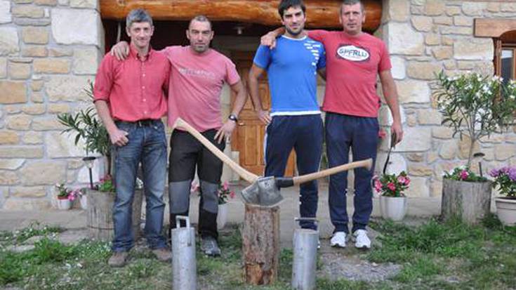 Larra eta Paolla aizkoran, Miñei eta Azkoneta txingekin... eta laurak korrika 