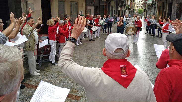 San Joan jaiei deia kantari,  goizean goizetik!
