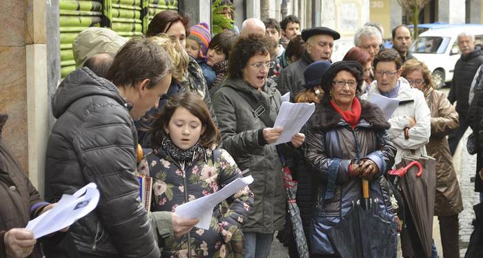 Grabazio baterako, 200 emakumeren beharra