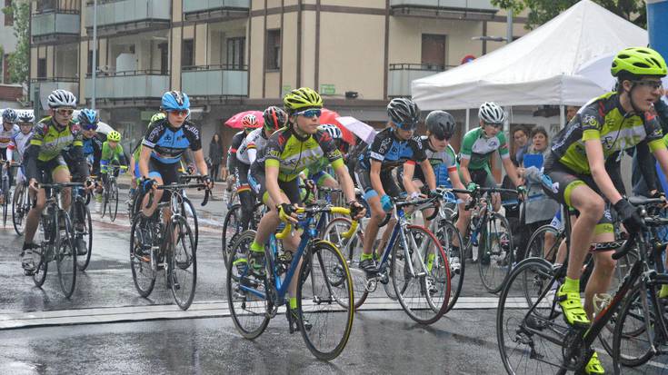 Amets Goikoetxea eta Eneko Olveira podiumean, etxeko lasterketan