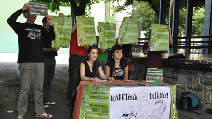 AHT gelditu! Elkarlanak murala marraztu du frontoi atzean