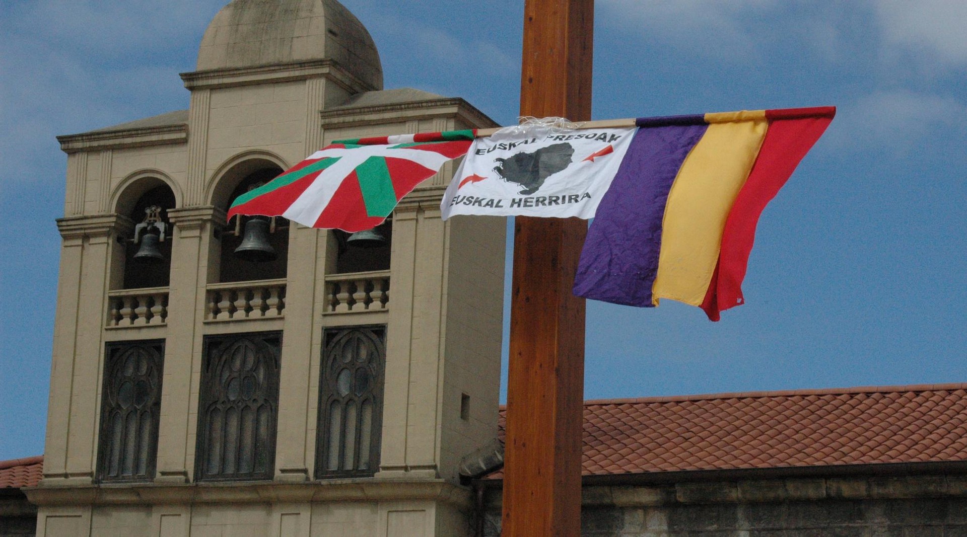 II. Errepublikaren 75garren urteurrena gogoratuz, bandera errepublikarra jarri dute