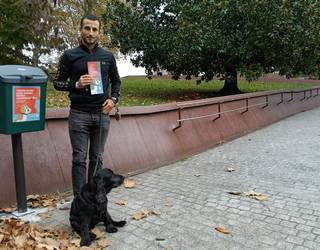 Txakur kakak biltzeko hamar edukiontzi jarri ditu Hernaniko Udalak txakurrak paseatzeko guneetan