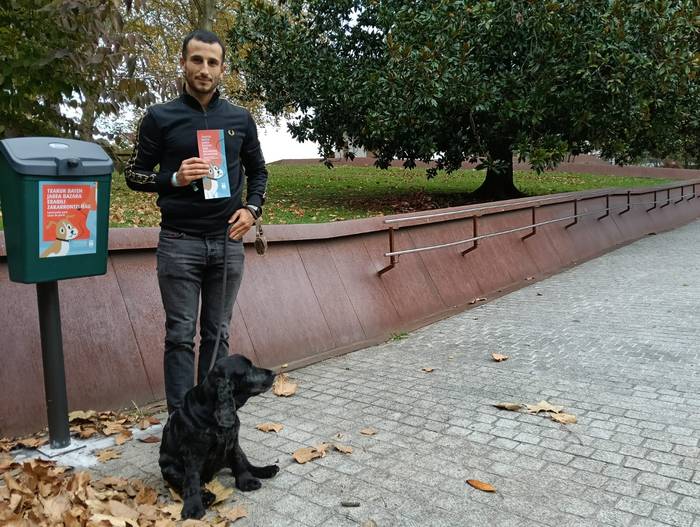 Txakur kakak biltzeko hamar edukiontzi jarri ditu Hernaniko Udalak txakurrak paseatzeko guneetan