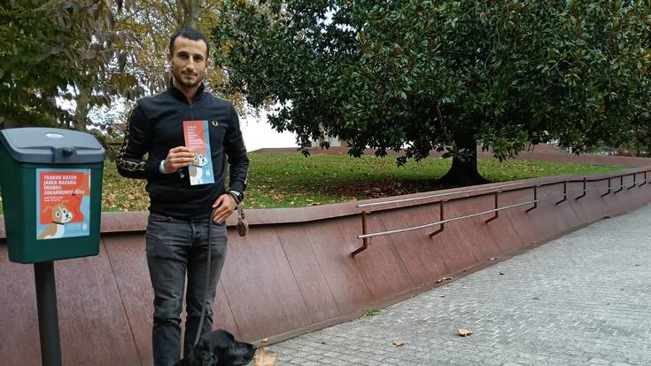 Txakur kakak biltzeko hamar edukiontzi jarri ditu Hernaniko Udalak txakurrak paseatzeko guneetan