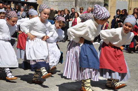 Egun nagusia gaur Dantzari Festan