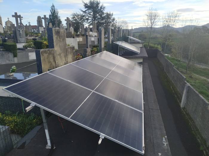 Plaka fotoboltaikoak jarri dituzte hilerrian