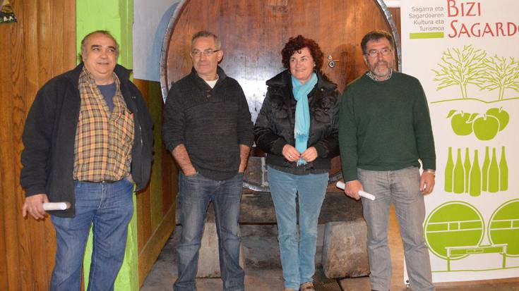 «Txotx garaia ez da aste santuan bukatzen eta orain dago sagardoa bere onenean»