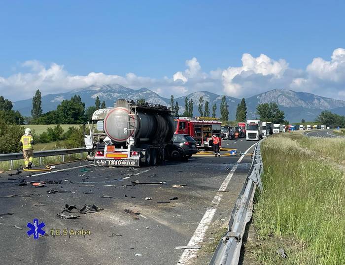 Hego Euskal Herrian gutxienez 64 langilek galdu zuten bizia lanean