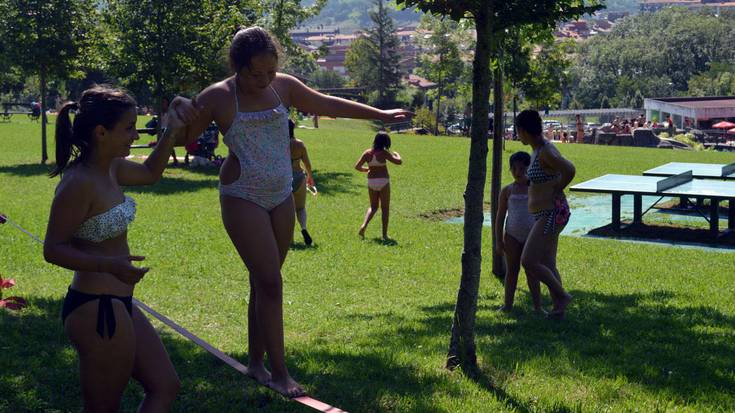 Eguraldiaz gozatzeko hainbat ekintza, igerilekuan