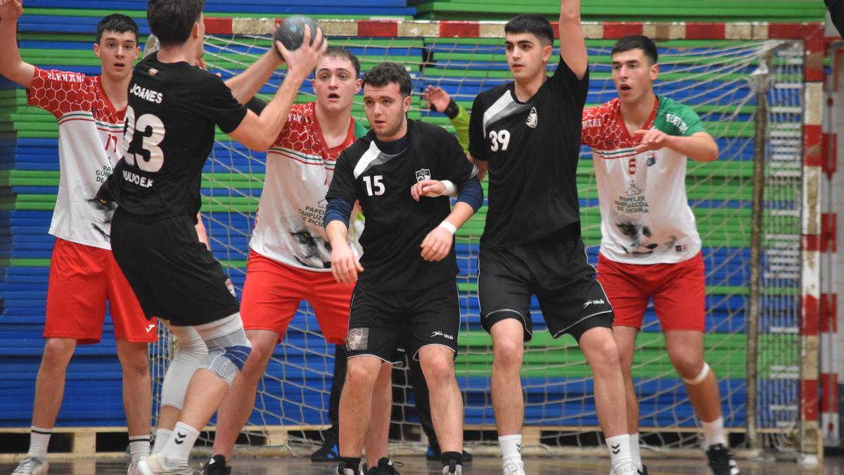 Euskal Ligara bueltatzeko bidea hasiko dute gaur Hernaniko mutil kadeteek