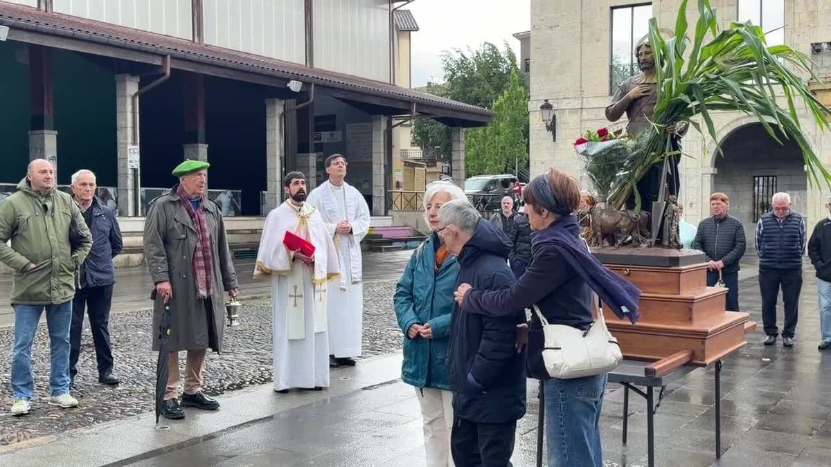 San Isidro eguneko prozesioa, hutsik egin gabe eta euriaren baimenarekin