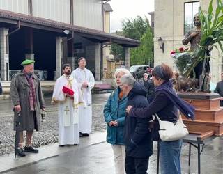 San Isidro eguneko prozesioa, hutsik egin gabe eta euriaren baimenarekin