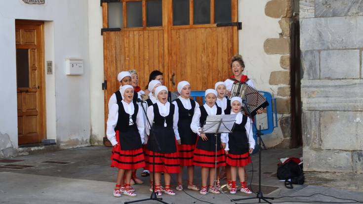 Goizuetako Fiestak - Umore Onako dantzarien emanaldia