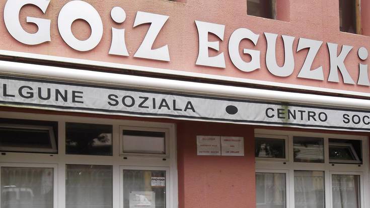 Egoitza itxita, abuztuan zehar