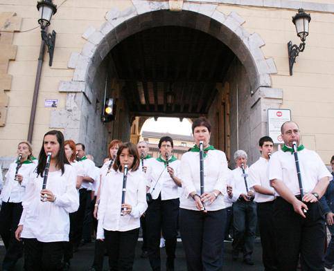 Diana eta kontzertuak, Txistu eta Musika Bandaren eskutik