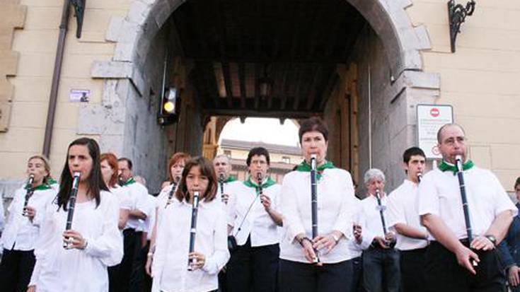 Diana eta kontzertuak, Txistu eta Musika Bandaren eskutik