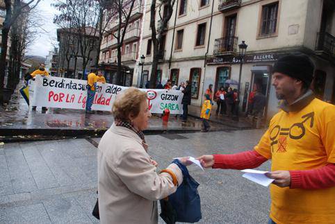 Gizonak atera ziren atzo kalera, emakumeenganako indarkeria salatzeko