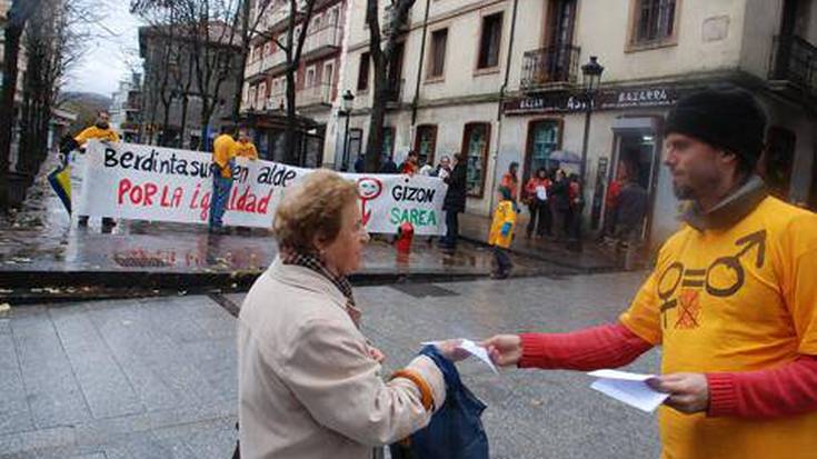 Gizonak atera ziren atzo kalera, emakumeenganako indarkeria salatzeko