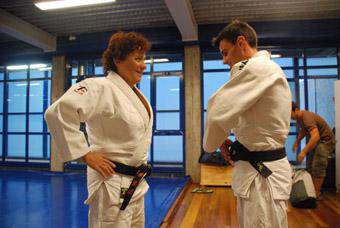 Kimono eta gerrikoak prest, judo denboraldiari hasiera emateko