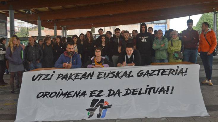 «Bost gazte hauek jasaten ari diren kondena ez da inongo kasualitate bat»