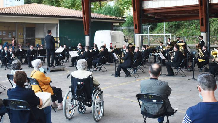 Musika Bandak kontzertua, etzi