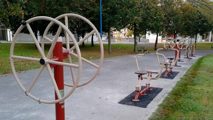 Prest daude kirol makinak, herriko lau gunetan