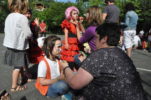 Zazpi sagardoren probaketa goizean, eta 
bertso saioa arratsaldean, festa giroan murgiltzeko