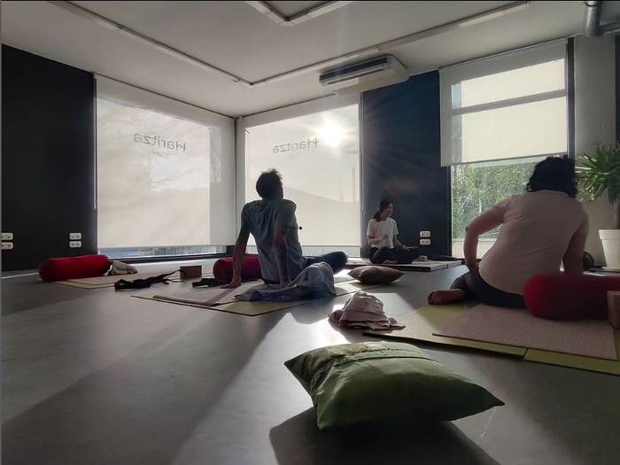 «Eguneroko zurrunbilotik ateratzeko baliagarria da yoga»