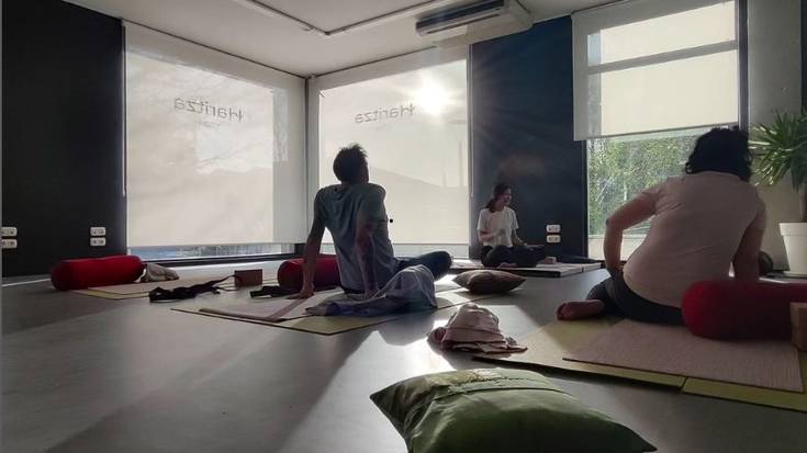 «Eguneroko zurrunbilotik ateratzeko baliagarria da yoga»