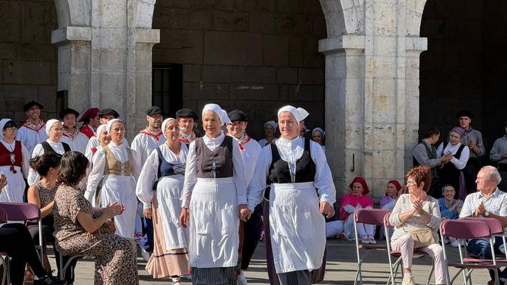 Astigar dantza taldearen 50. urteurreneko emanaldia, Foru Plazan