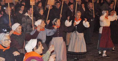 San Joan Konpartsako kideek dantzan eskatu zituzten preso eta iheslarientzat eskubideak. 