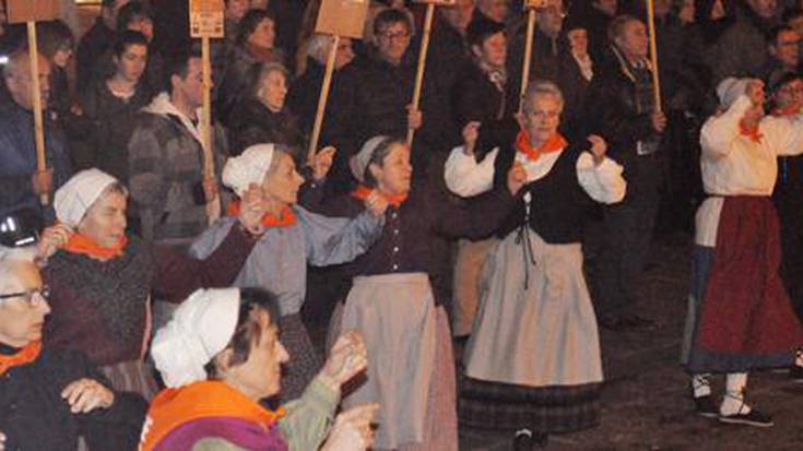 San Joan Konpartsako kideek dantzan eskatu zituzten preso eta iheslarientzat eskubideak. 